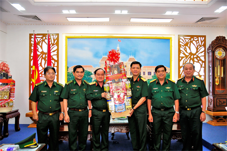 Thứ trưởng Bộ Quốc phòng thăm và chúc tết Bộ Tư lệnh Thành phố