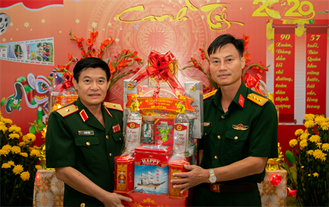 Thiếu tướng Lê Bửu Tuấn thăm, chúc Tết Báo Quân khu 7