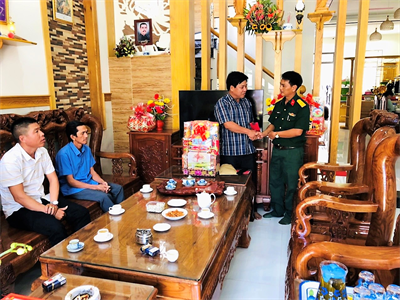 Ban CHQS huyện Long Điền thăm, chúc tết bà con ngư dân và chủ phương tiện tàu thuyền