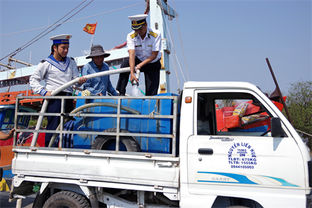 Vùng 2 Hải quân cấp nước ngọt cho vùng hạn mặn