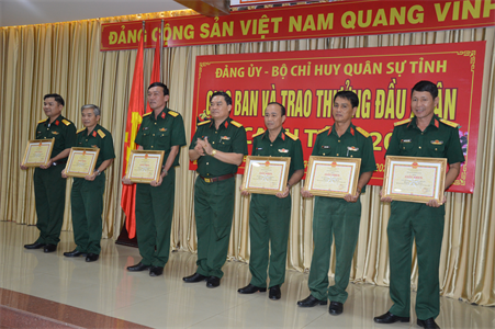 Bộ CHQS tỉnh Bà Rịa - Vũng Tàu khen thưởng các đơn vị hoàn thành tốt nhiệm vụ sẵn sàng chiến đấu Xuân Canh Tý.