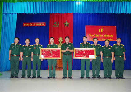 Đảng ủy Lữ đoàn 26 trao tặng Huy hiệu 30 năm tuổi Đảng