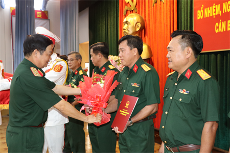 Đảng ủy - Bộ Tư lệnh Quân khu trao quyết định nhân sự cán bộ chỉ huy, quản lý đơn vị trực thuộc Quân khu