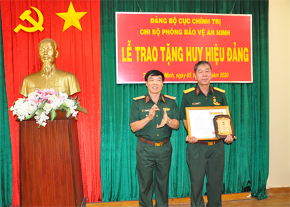 Chi bộ Phòng Bảo vệ An ninh trao Huy hiệu 30 năm tuổi Đảng