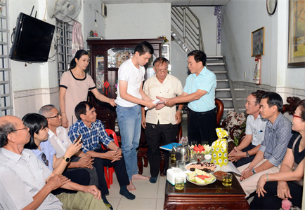 Phường 4, quận Tân Bình thăm, động viên, tặng quà các công dân có lệnh gọi nhập ngũ năm 2020