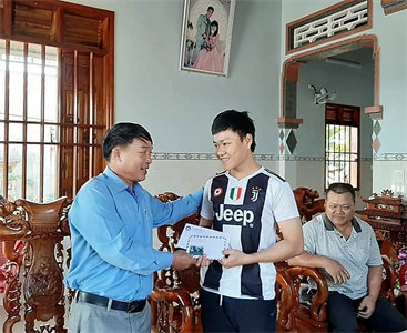 Huyện Đạ Tẻh, tỉnh Lâm Đồng thăm, động viên gia đình có thanh niên nhập ngũ