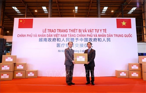 Lễ trao trang thiết bị, vật tư, y tế của Việt Nam tặng Chính phủ và nhân dân Trung Quốc