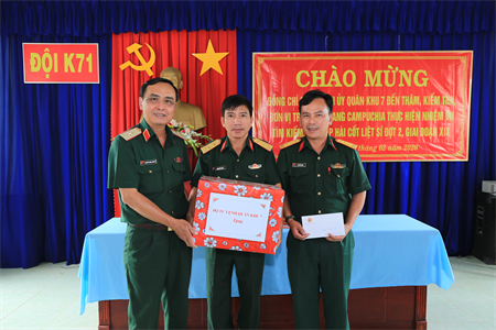 Thiếu tướng Nguyễn Minh Hoàng thăm, tặng quà Đội K71 trước khi làm nhiệm vụ đợt 2, giai đoạn XIX