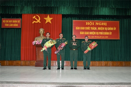 Bàn giao chức trách, nhiệm vụ Chính ủy và nhiệm vụ Phó Chính ủy Bộ CHQS tỉnh Lâm Đồng