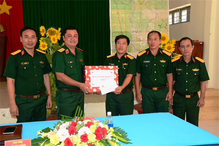 Thiếu tướng Đỗ Văn Bảnh thăm tặng quà Đội K72.