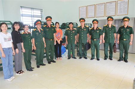Thiếu tướng Đặng Văn Hùng, Phó Tham mưu trưởng Quân khu kiểm tra công tác tiếp nhận chiến sĩ mới