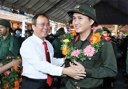 Tỉnh Bình Dương tiễn 1.750 thanh niên lên đường nhập ngũ