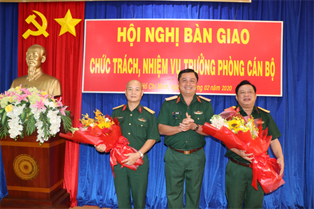 Bàn giao chức trách, nhiệm vụ Trưởng phòng Cán bộ - Cục Chính trị Quân khu