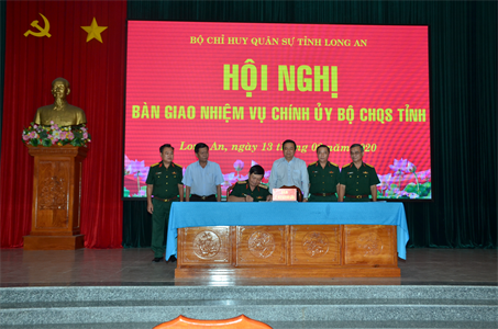 Bàn giao chức trách, nhiệm vụ Chính ủy Bộ CHQS tỉnh Long An