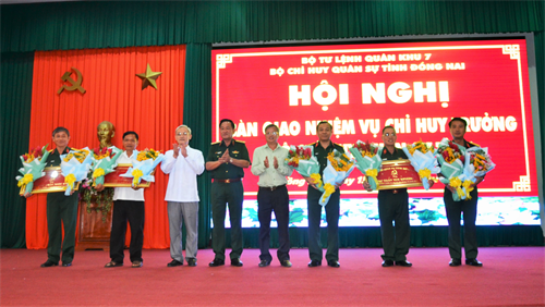 Bàn giao nhiệm vụ Chỉ huy trưởng Bộ CHQS tỉnh Đồng Nai