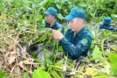 Lực lượng vũ trang Long An khơi thông dòng chảy, giúp người dân chống hạn