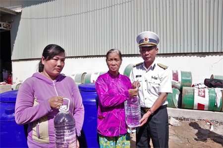 Vùng 2 Hải quân tặng bồn nước, cung cấp nước ngọt cho vùng nhiễm mặn