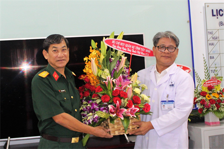 Bộ CHQS tỉnh Tây Ninh thăm, chúc mừng ngày Thầy thuốc Việt Nam