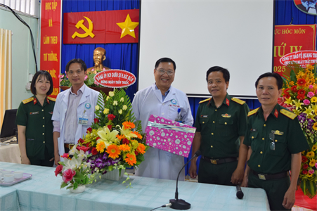 LLVT huyện Hóc Môn chúc mừng các đơn vị Y tế