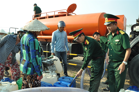 Bộ CHQS tỉnh Long An ra quân cung cấp nước sinh hoạt cho người dân vùng hạn hán, xâm nhập mặn