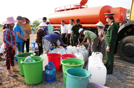 LLVT tỉnh Long An giúp dân phòng chống hạn mặn