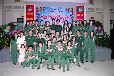 Ấm áp sinh nhật nữ tân binh