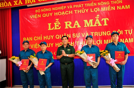 Ra mắt Ban Chỉ huy Quân sự và Trung đội Tự vệ Viện Quy hoạch Thủy lợi miền Nam