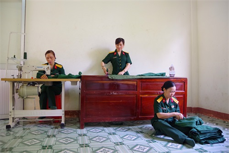 Phụ nữ Trung đoàn 5 đồng hành cùng bộ đội trong mùa huấn luyện