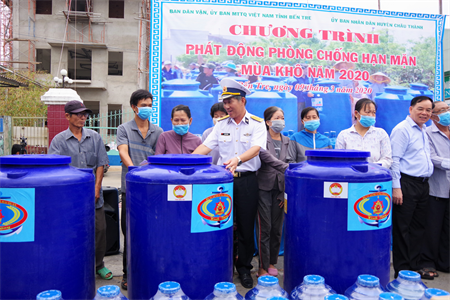 Vùng 2 Hải quân hỗ trợ nước ngọt và bồn chứa đến vùng hạn mặn Bến Tre