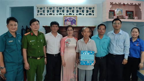 LLVT phường 6, Quận 8 phối hợp trao tặng nhà tình thương