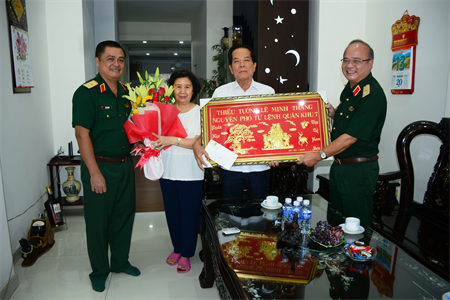 Thiếu tướng Du Trường Giang và Thiếu tướng Đỗ Văn Bảnh thăm, mừng thọ Thiếu tướng Lê Minh Thắng