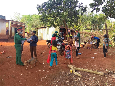 Ban CHQS huyện Lộc Ninh, tỉnh Bình Phước đẩy mạnh tuyên truyền về dịch Covid-19 cho đồng bào dân tộc