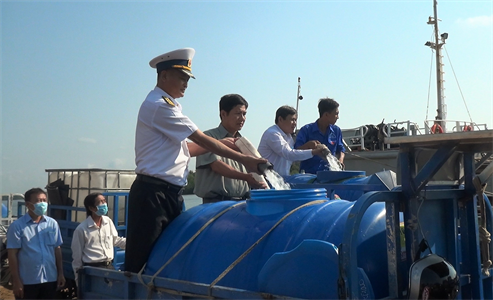 Nghĩa tình trong hạn mặn