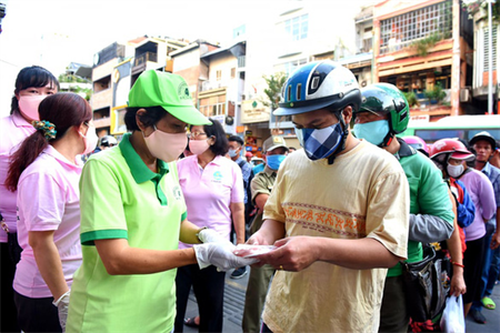 Đeo khẩu trang nơi công cộng: Không nhất thiết là khẩu trang y tế