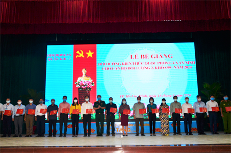 Trường Quân sự Quân khu 7: Bế giảng lớp bồi dưỡng kiến thức Quốc phòng - An ninh đối tượng 2