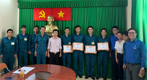 Dân quân phường 2, Quận 8 dũng cảm khống chế kẻ “ngáo đá”