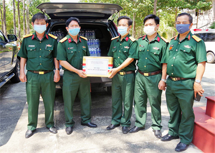 Các tổ chức, cá nhân thăm, tặng quà các khu cách ly thuộc tỉnh Bình Thuận