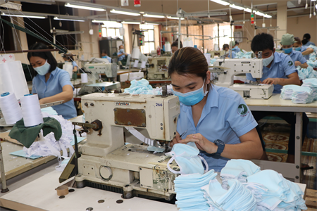 Công ty Dệt may 7 tăng dây chuyền sản xuất khẩu trang phòng, chống dịch bệnh Covid-19