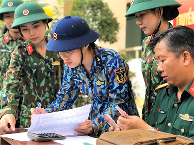 Nữ tân binh tiết kiệm phụ cấp phụ giúp gia đình