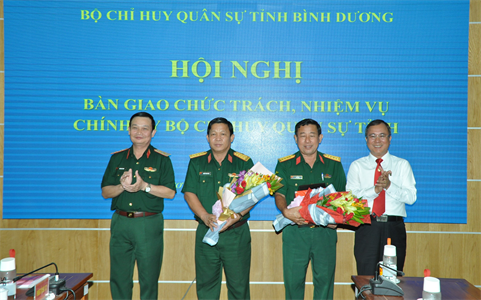 Bàn giao chức trách, nhiệm vụ Chính ủy Bộ CHQS tỉnh Bình Dương