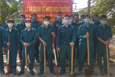 Dân quân xã Xuân Thới Thượng ra quân vệ sinh môi trường