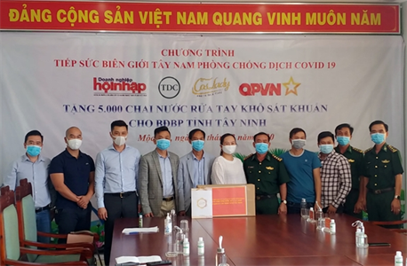 Trao tặng 5.000 chai nước rửa tay sát khuẩn cho Bộ đội Biên phòng Tây Ninh