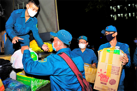Lực lượng dân quân vất vả trong khu cách ly