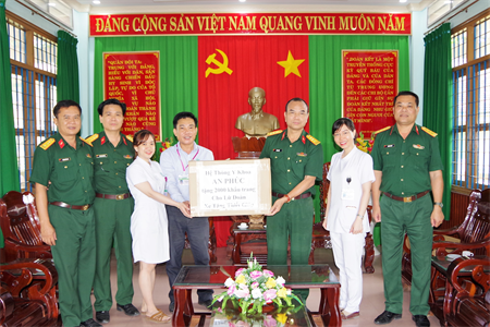 Chuyện từ thiện mùa Covid-19: Bàn tay thơm khi tặng hoa hồng