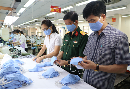 Xí nghiệp May Cục Hậu cần Quân khu 7 quyết tâm cung cấp đủ nguồn khẩu trang phòng, chống dịch Covid-19