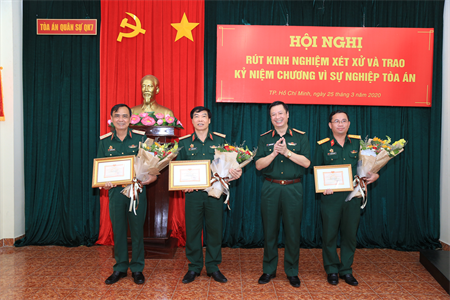 Lễ trao tặng kỷ niệm chương “Vì sự nghiệp Tòa án” cho lãnh đạo Bộ Tư lệnh Quân khu 7