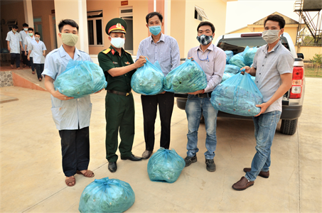 Tặng rau sạch cho lực lượng làm nhiệm vụ cách ly tại Sư đoàn 317