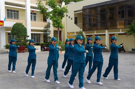 Những bóng hồng mang màu áo “sao vuông”