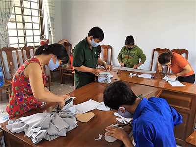 Thanh niên, cựu chiến binh cùng may khẩu trang chống dịch Covid-19