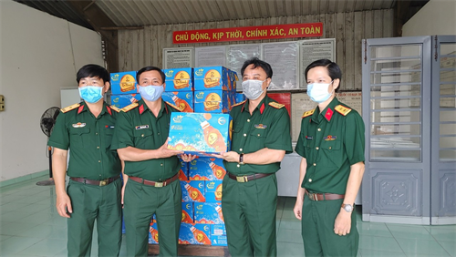 Trao tặng quà hỗ trợ các khu cách ly trên địa bàn Quân khu 7